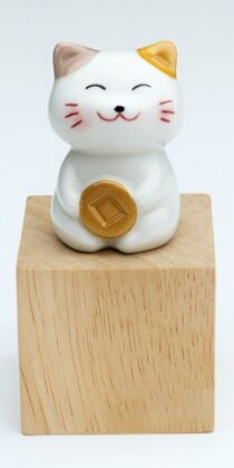 Japanese Cute Lucky Cat Maneki Neko Gold Plate Statue With Wooden Platform