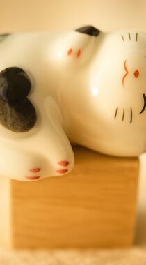 Japanese Cute Lucky Cat Maneki Neko Happy Statue With Wooden Platform