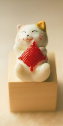 Japanese Cute Lucky Cat Maneki Neko Tortoise Statue With Wooden Platform