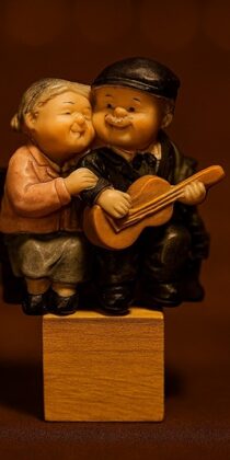 Elderly Happy Married Couple Resin Figurine Sculpture